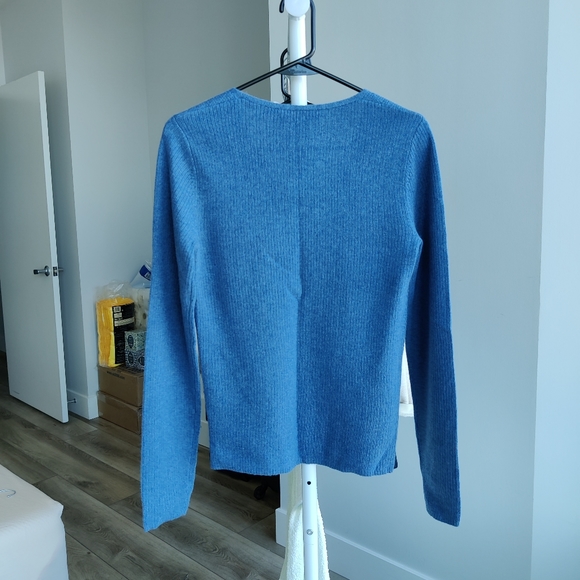 Theory soft cashmere V-neck sweater - Picture 2 of 3
